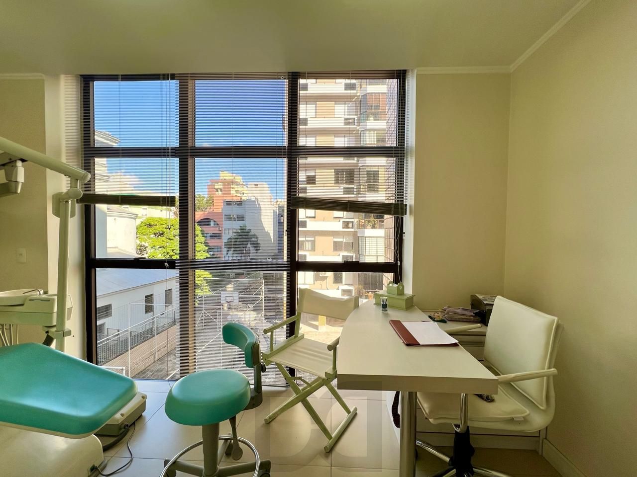 Clínica Odontológica mobiliada e equipada, 38 m2 com 2 vagas individuais na Av. Vinte e Quatro de Outubro — foto 2