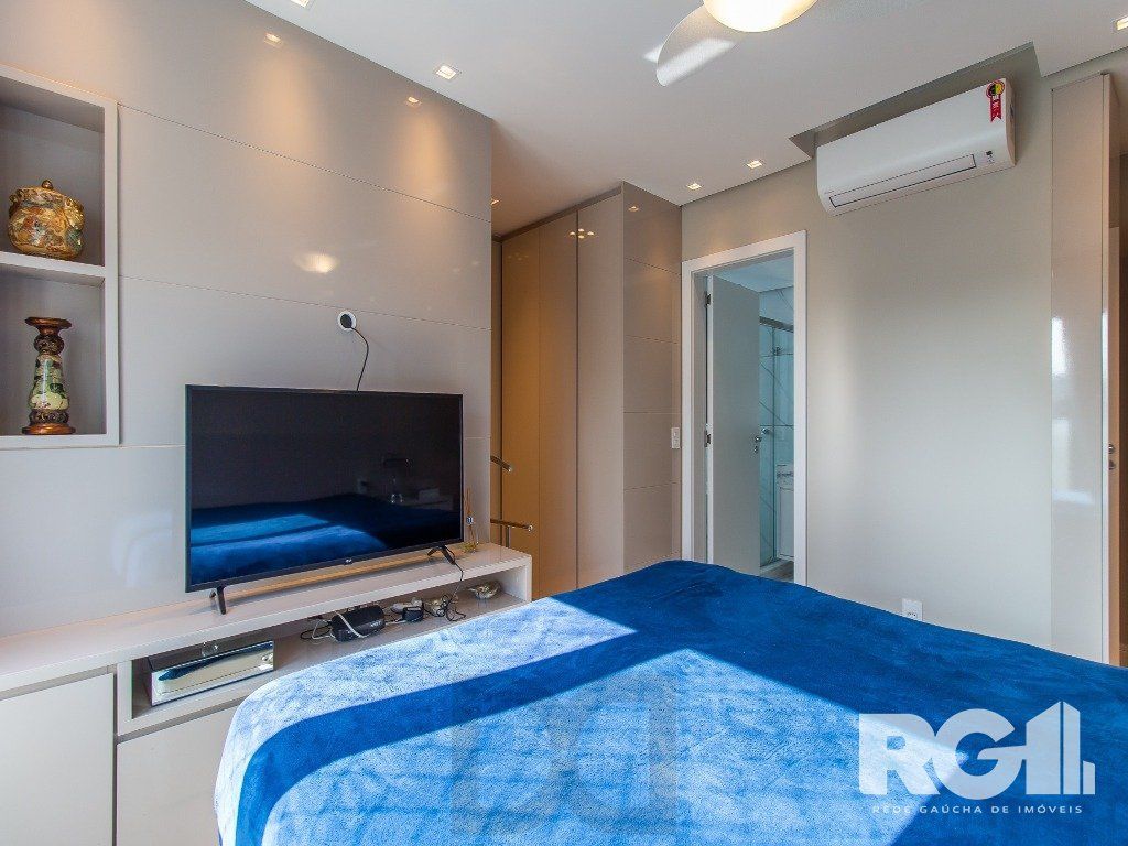 Belíssimo apartamento todo decorado por arquiteto. Apartamento com 170 m2, 3 suítes, sendo 1 suíte máster no bairro Petrópolis. — foto 32