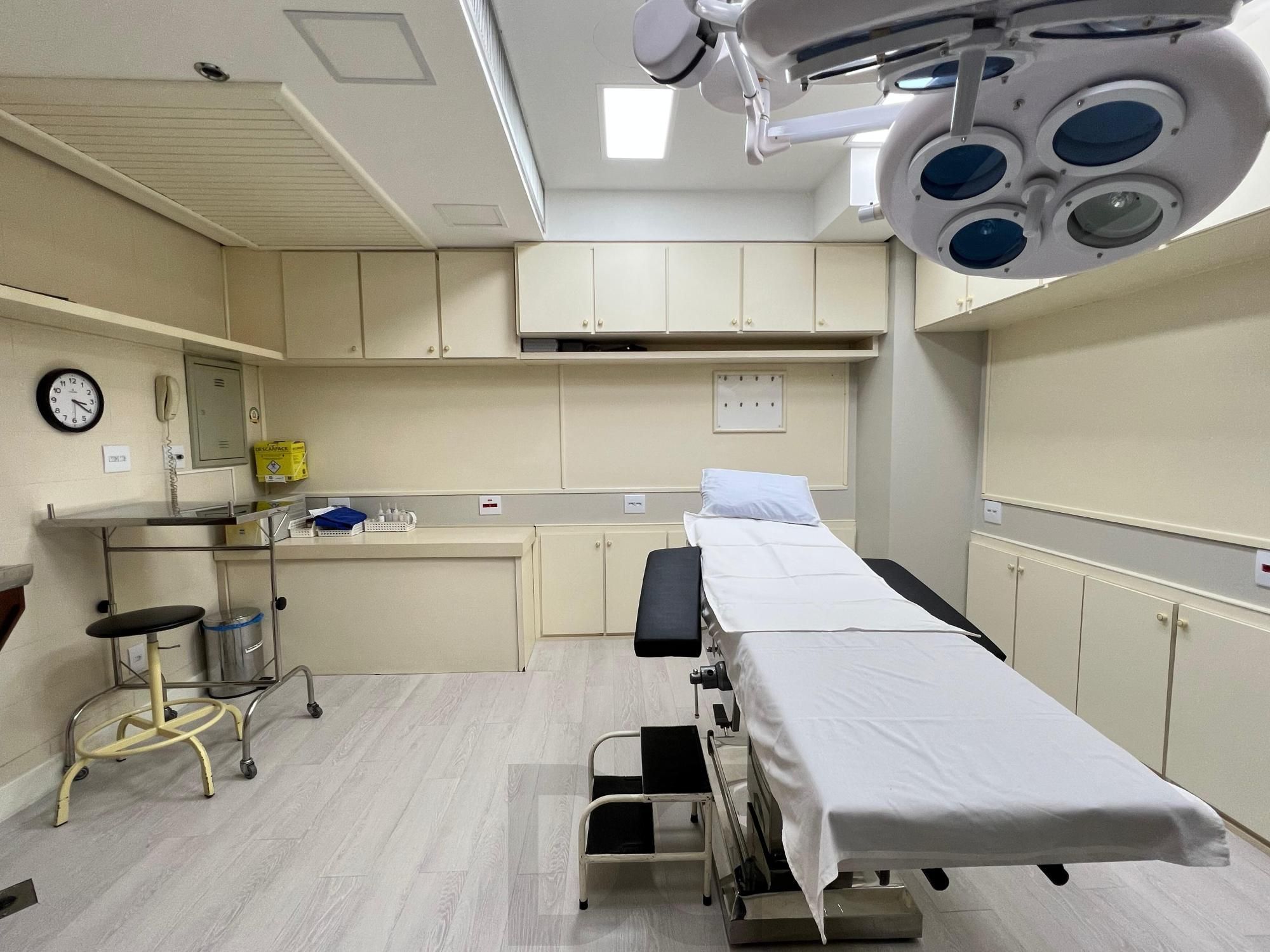 Espetacular Clínica de Cirurgia Médica toda montada à venda na Av. Carlos Gomes em Porto Alegre — foto 2