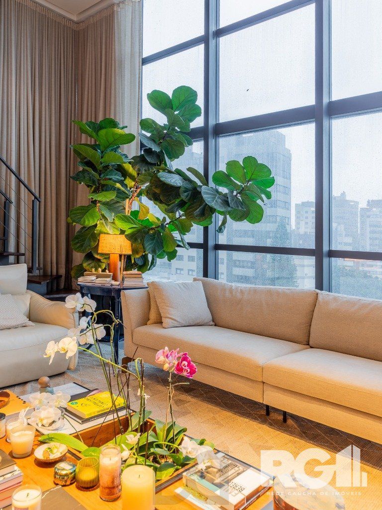 Belíssimo apartamento no Glass Aurélio andar alto, Living com pé direito duplo, 174m² privativos finamente decorado no Moinhos de Vento — foto 6