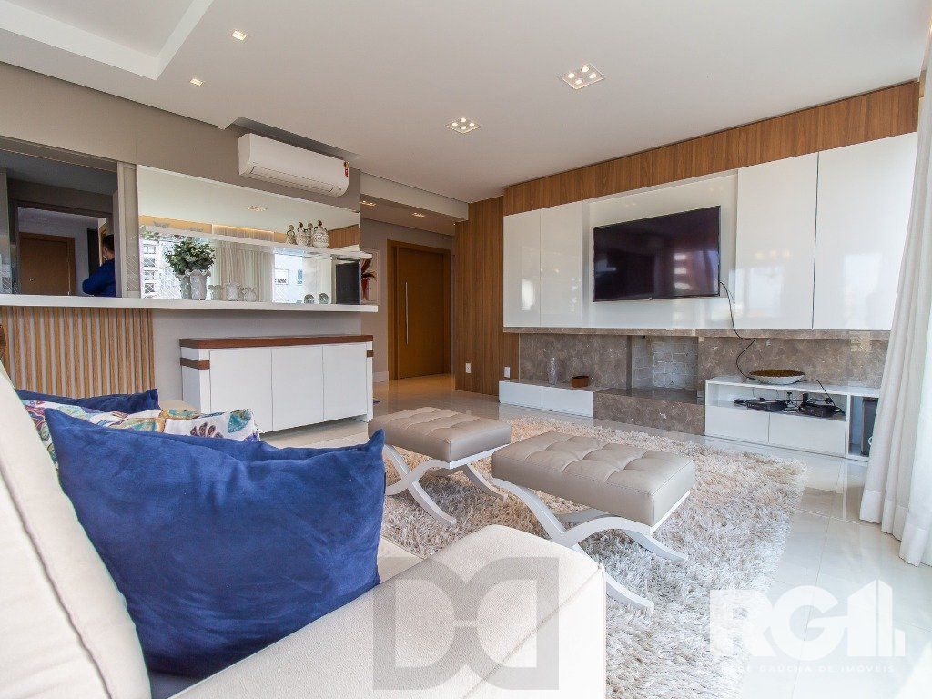 Belíssimo apartamento todo decorado por arquiteto. Apartamento com 170 m2, 3 suítes, sendo 1 suíte máster no bairro Petrópolis. — foto 3