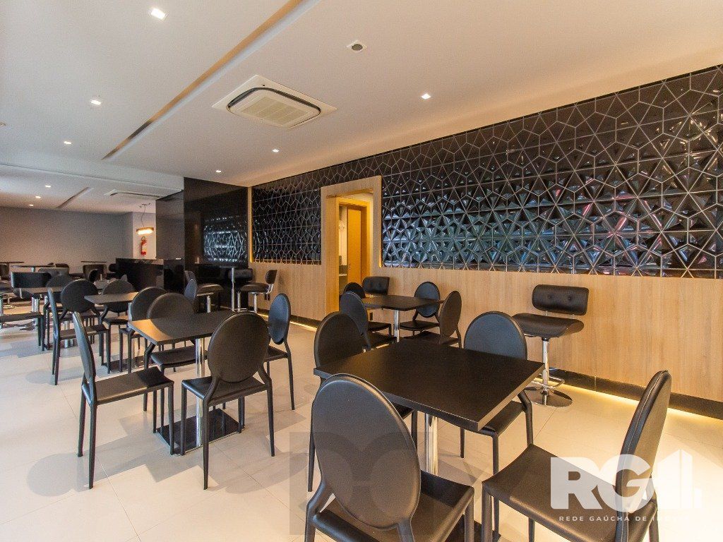 Belíssimo apartamento todo decorado por arquiteto. Apartamento com 170 m2, 3 suítes, sendo 1 suíte máster no bairro Petrópolis. — foto 40
