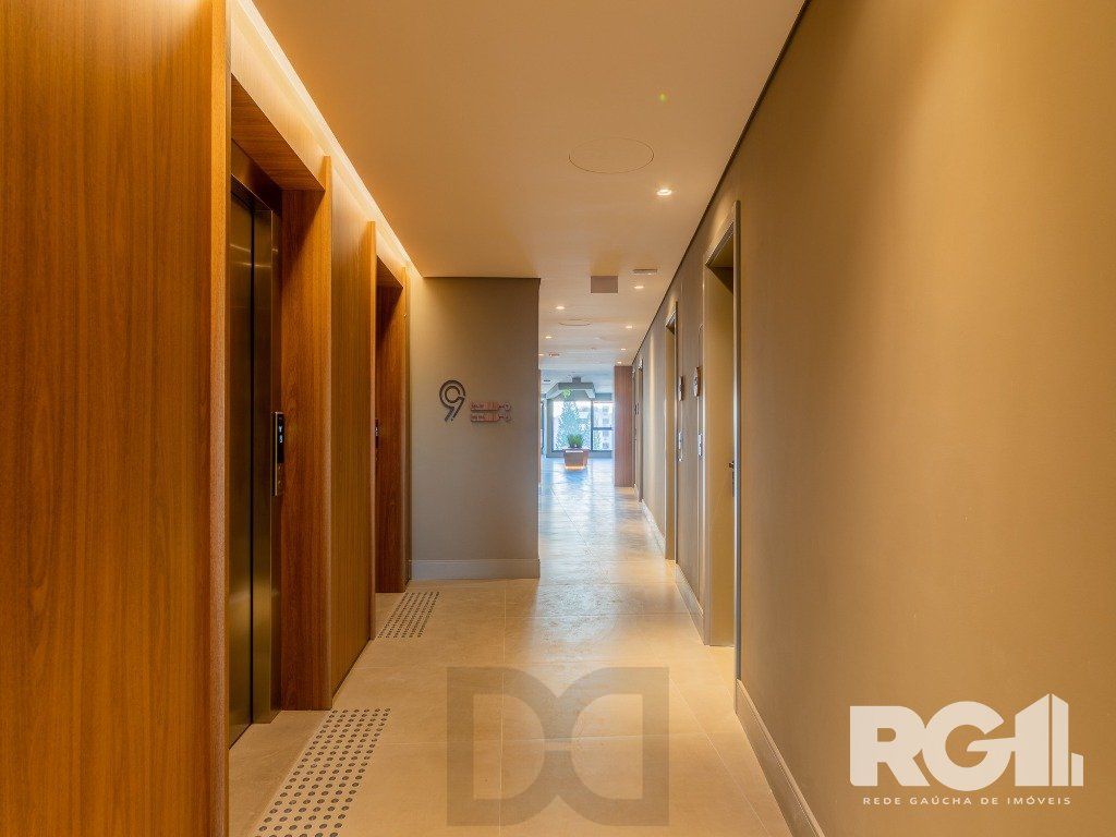 Loft de alto padrão construtivo no bairro Moinhos de Vento, planta de 29,60 m2 privativos com porcelanato, forro em gesso e aberturas em alumínio com vidros duplos. — foto 19