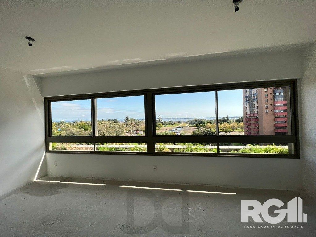 Apartamento com 143 m² privativos, possui 3 suítes, (sendo 1 máster), living, cozinha, dependência de empregada, lavabo, 143 m² de área privativa, 2 vagas de garagem. — foto 2