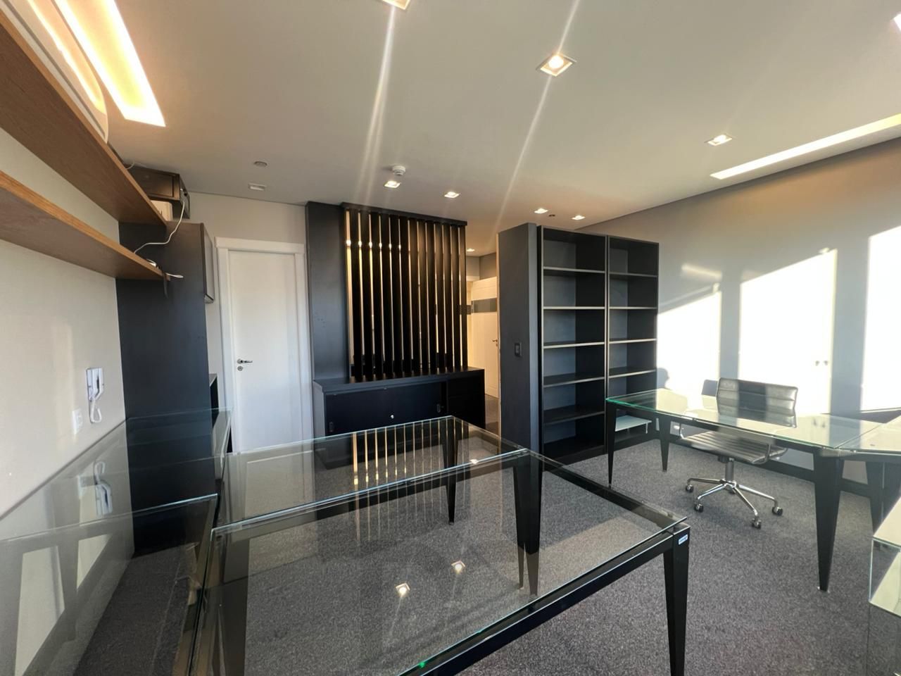 Sala comercial mobiliada com 40 m2 para alugar na Av. Anita Garibaldi. — foto 1