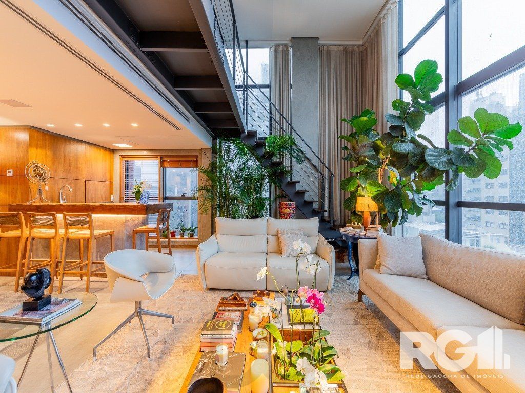 Belíssimo apartamento no Glass Aurélio andar alto, Living com pé direito duplo, 174m² privativos finamente decorado no Moinhos de Vento — foto 5