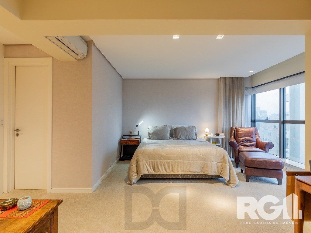 Belíssimo apartamento no Glass Aurélio andar alto, Living com pé direito duplo, 174m² privativos finamente decorado no Moinhos de Vento — foto 21