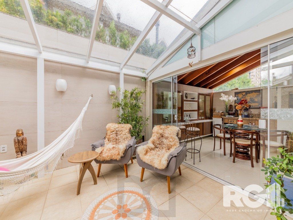 EXCLUSIVIDADE Belíssima casa de 4 suítes + gabinete no condomínio fechado Terra Mater com vista exuberante para o bosque, próximo da portaria e infraestrutura. — foto 13