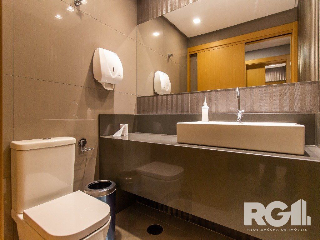 Belíssimo apartamento todo decorado por arquiteto. Apartamento com 170 m2, 3 suítes, sendo 1 suíte máster no bairro Petrópolis. — foto 46
