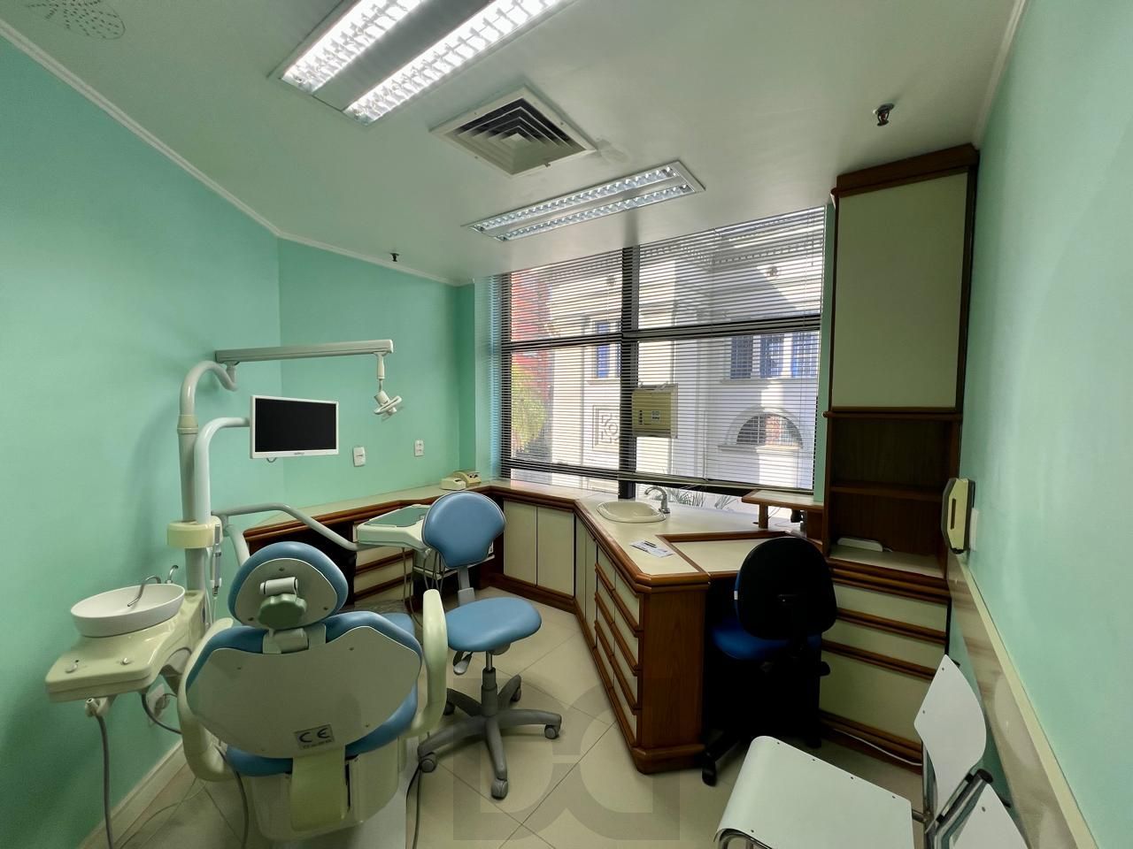 Clínica Odontológica mobiliada e equipada, 38 m2 com 2 vagas individuais na Av. Vinte e Quatro de Outubro — foto 4