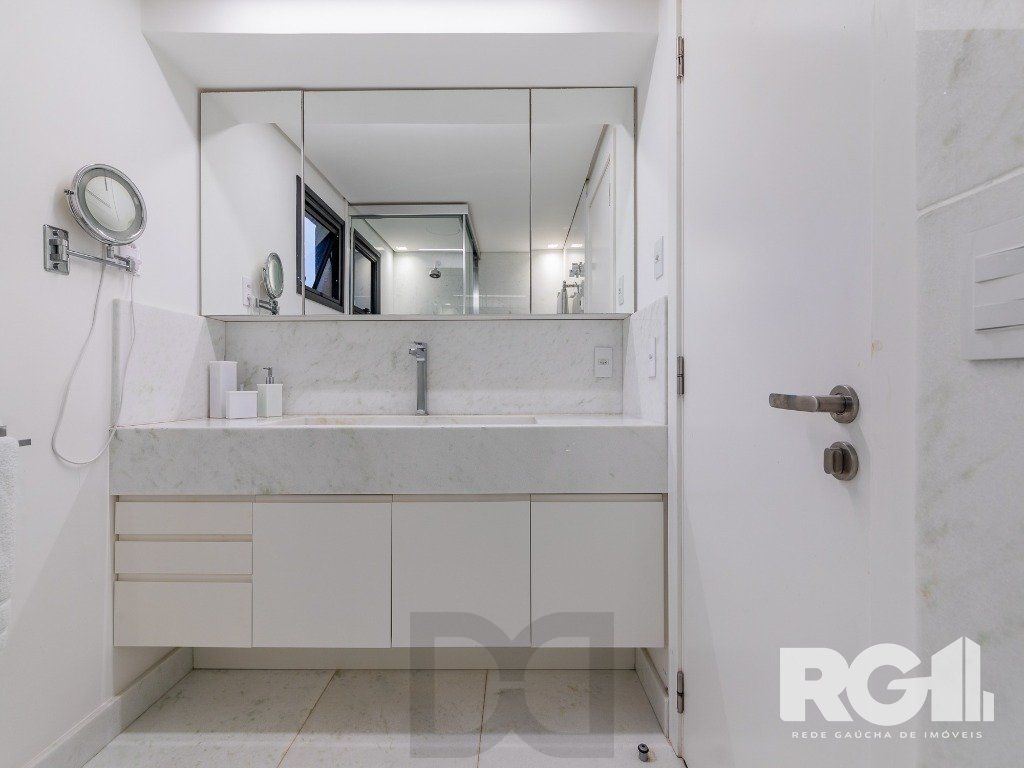 Belíssimo apartamento no Glass Aurélio andar alto, Living com pé direito duplo, 174m² privativos finamente decorado no Moinhos de Vento — foto 26