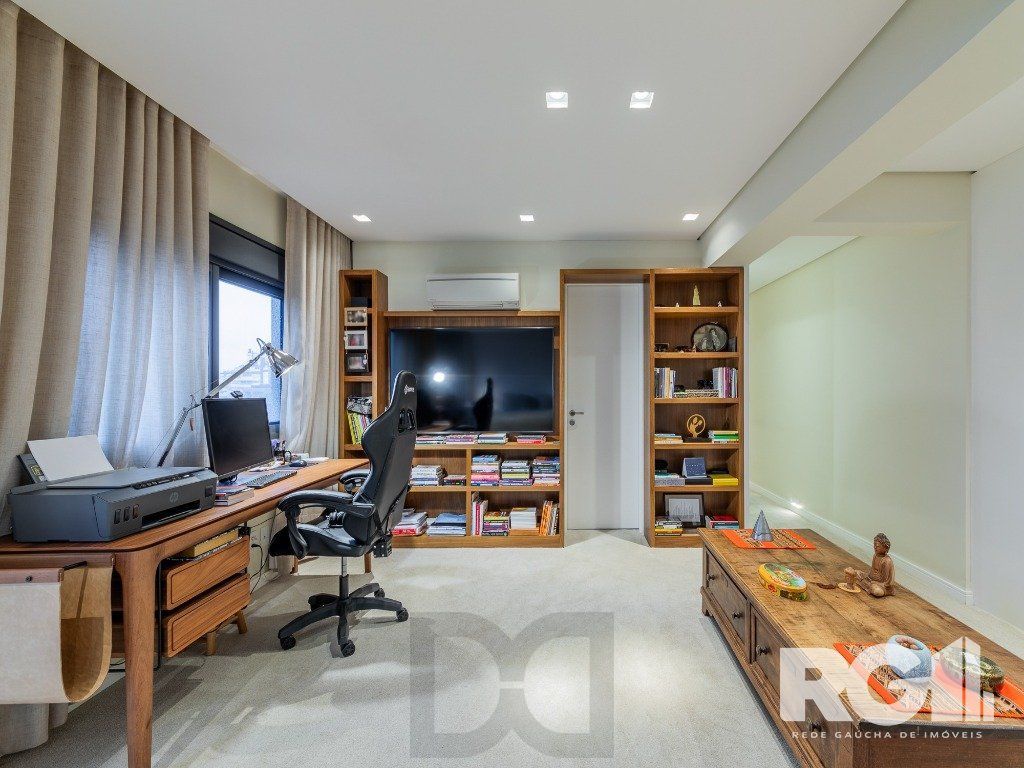 Belíssimo apartamento no Glass Aurélio andar alto, Living com pé direito duplo, 174m² privativos finamente decorado no Moinhos de Vento — foto 19