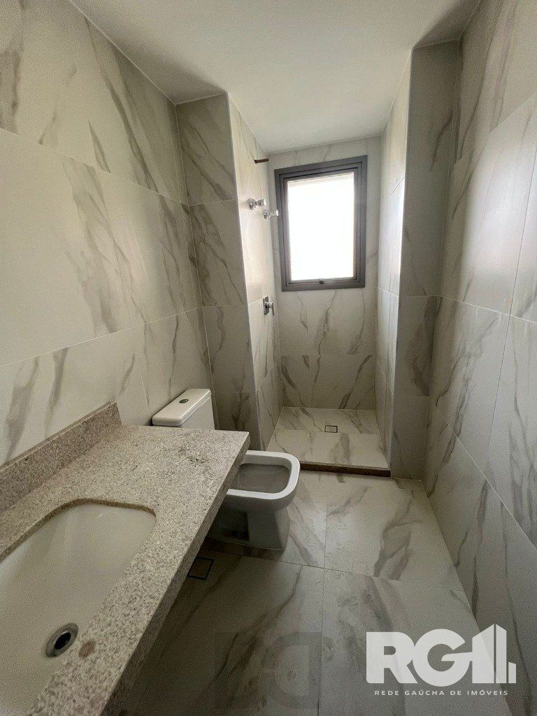 Apartamento com 143 m² privativos, possui 3 suítes, (sendo 1 máster), living, cozinha, dependência de empregada, lavabo, 143 m² de área privativa, 2 vagas de garagem. — foto 9