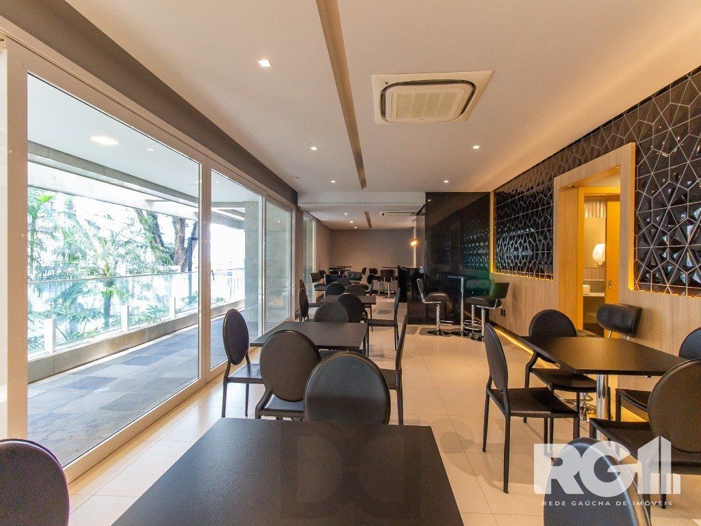 Belíssimo apartamento todo decorado por arquiteto. Apartamento com 170 m2, 3 suítes, sendo 1 suíte máster no bairro Petrópolis. — foto 41