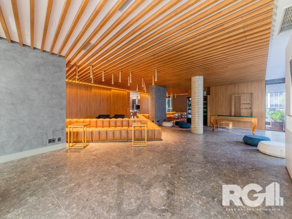 Loft de alto padrão construtivo no bairro Moinhos de Vento, planta de 29,60 m2 privativos com porcelanato, forro em gesso e aberturas em alumínio com vidros duplos. — foto 2