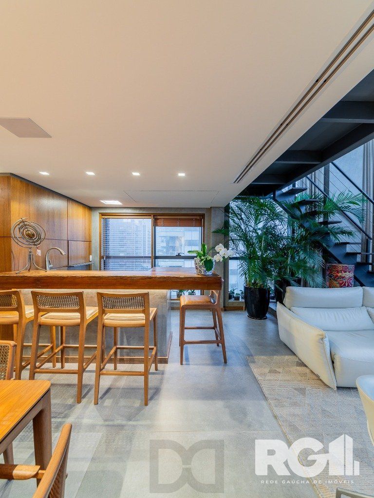 Belíssimo apartamento no Glass Aurélio andar alto, Living com pé direito duplo, 174m² privativos finamente decorado no Moinhos de Vento — foto 7