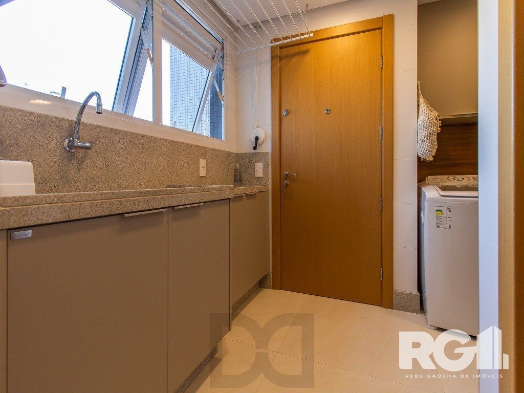 Belíssimo apartamento todo decorado por arquiteto. Apartamento com 170 m2, 3 suítes, sendo 1 suíte máster no bairro Petrópolis. — foto 17