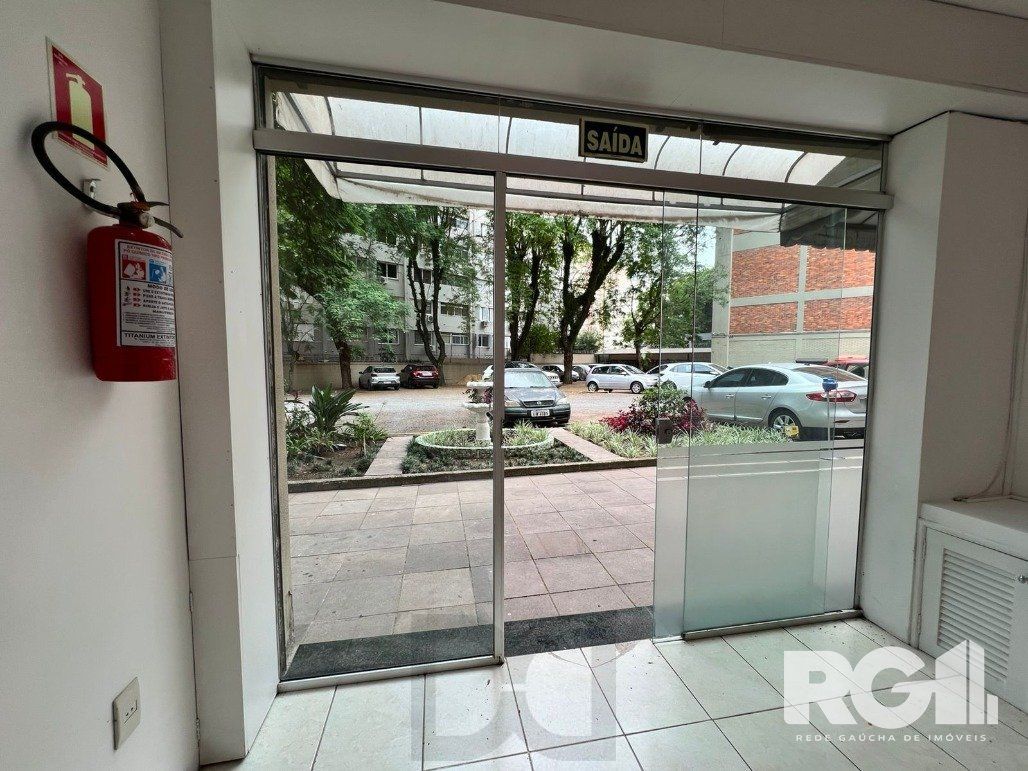 Loja térrea em condomínio de 45 m2 com vaga para alugar no bairro Floresta. — foto 1
