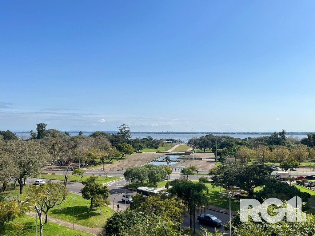 Apartamento com 143 m² privativos, possui 3 suítes, (sendo 1 máster), living, cozinha, dependência de empregada, lavabo, 143 m² de área privativa, 2 vagas de garagem. — foto 5