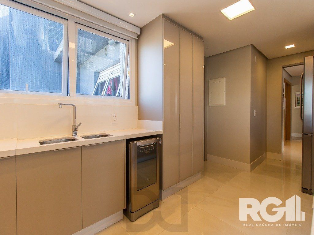 Belíssimo apartamento todo decorado por arquiteto. Apartamento com 170 m2, 3 suítes, sendo 1 suíte máster no bairro Petrópolis. — foto 11