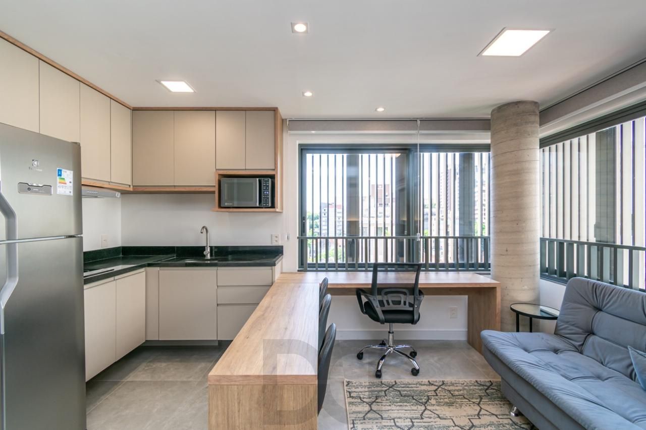 Loft de alto padrão construtivo no bairro Moinhos de Vento, planta de 29,60 m2 privativos com porcelanato, forro em gesso e aberturas em alumínio com vidros duplos. — foto 1