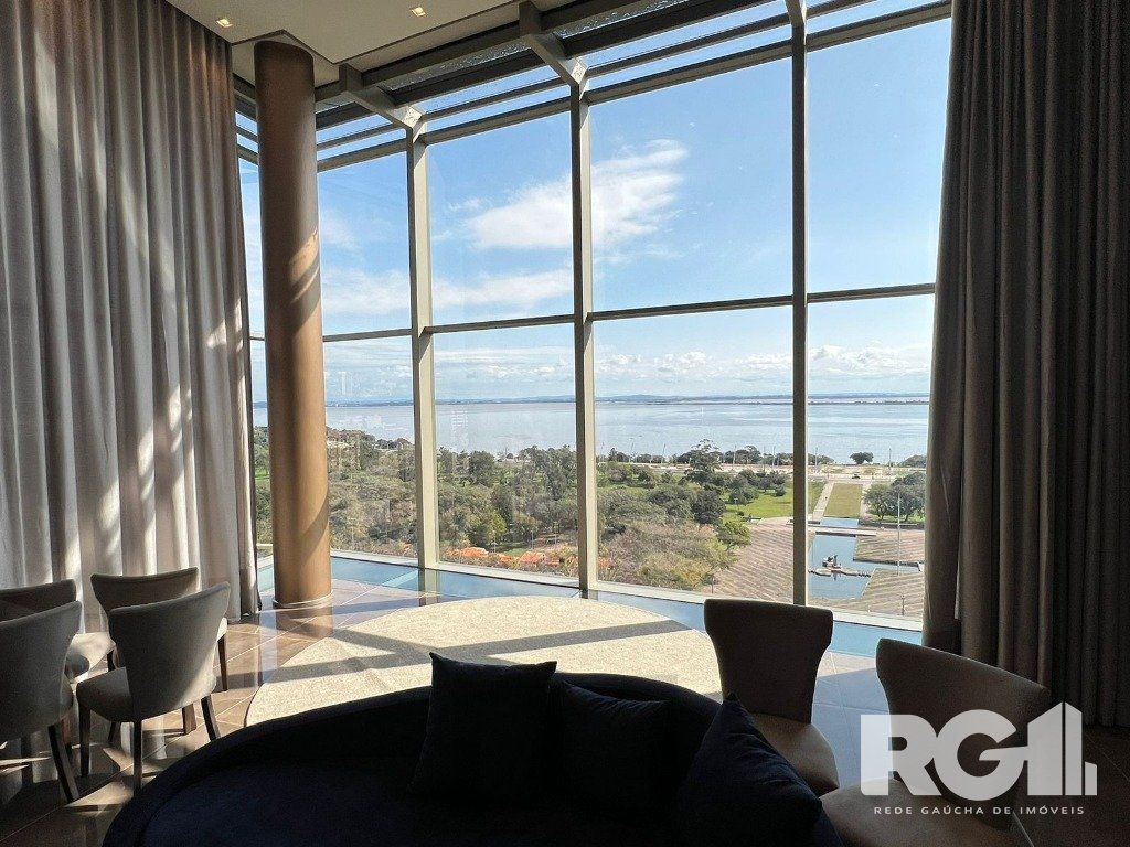 Apartamento com 143 m² privativos, possui 3 suítes, (sendo 1 máster), living, cozinha, dependência de empregada, lavabo, 143 m² de área privativa, 2 vagas de garagem. — foto 16
