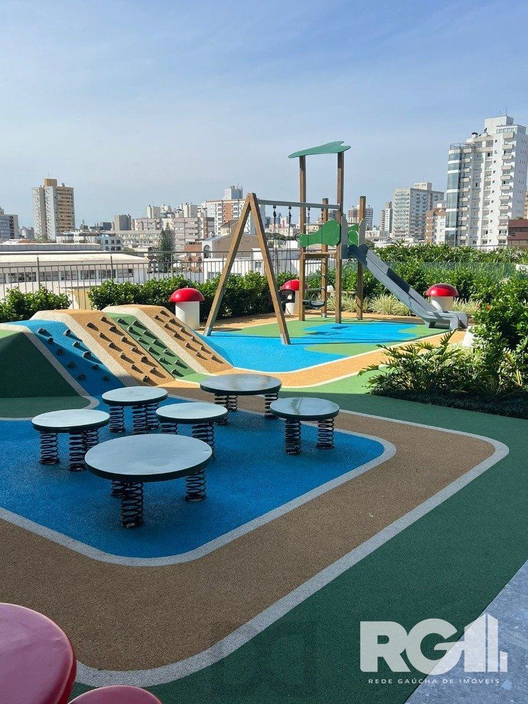 Apartamento com 143 m² privativos, possui 3 suítes, (sendo 1 máster), living, cozinha, dependência de empregada, lavabo, 143 m² de área privativa, 2 vagas de garagem. — foto 20