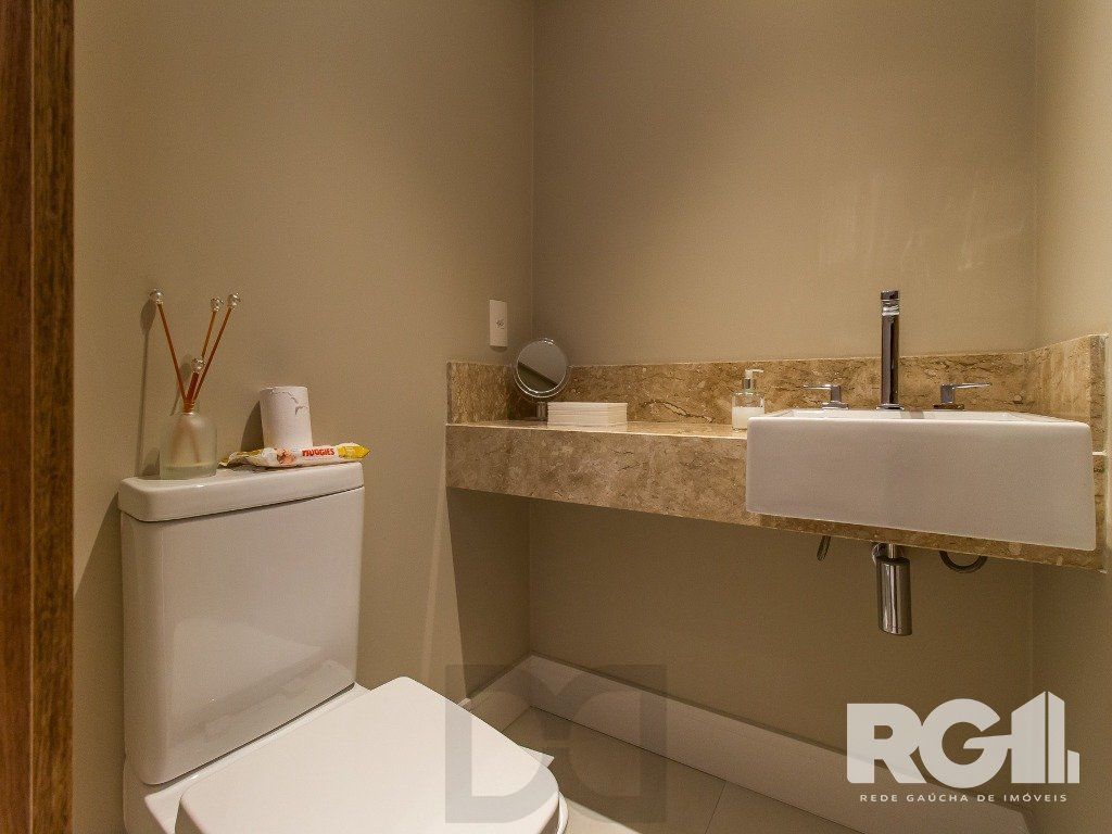 Belíssimo apartamento todo decorado por arquiteto. Apartamento com 170 m2, 3 suítes, sendo 1 suíte máster no bairro Petrópolis. — foto 36