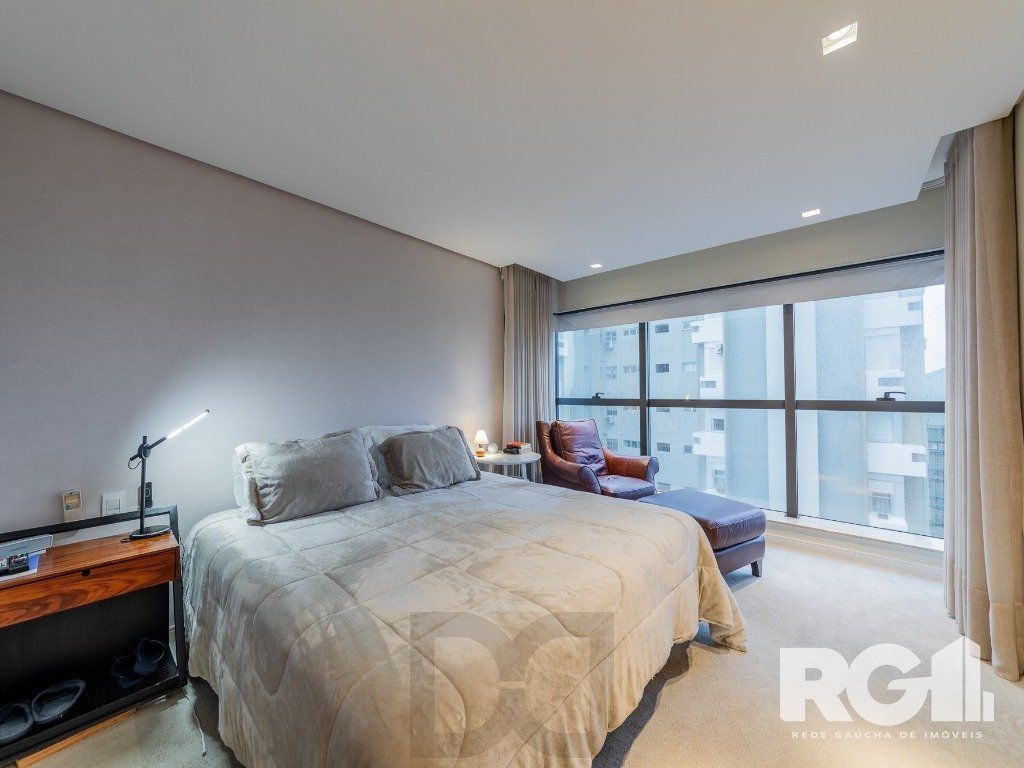 Belíssimo apartamento no Glass Aurélio andar alto, Living com pé direito duplo, 174m² privativos finamente decorado no Moinhos de Vento — foto 22