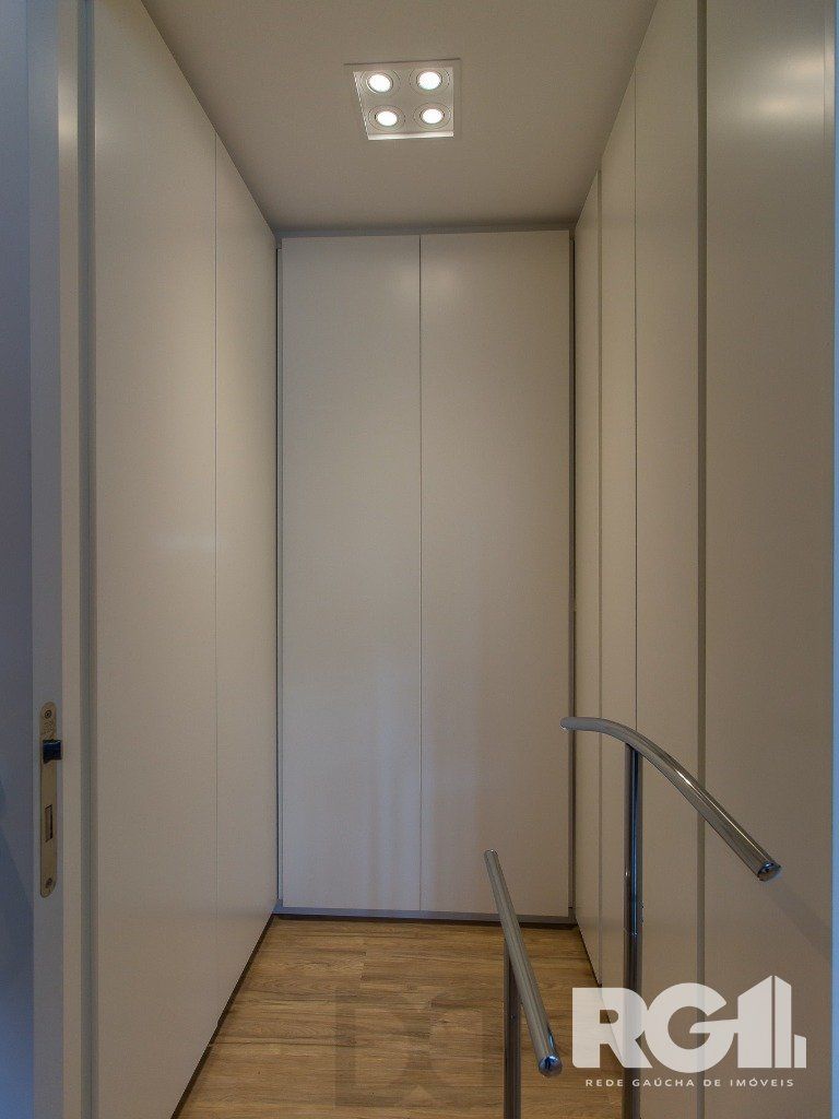 Belíssimo apartamento todo decorado por arquiteto. Apartamento com 170 m2, 3 suítes, sendo 1 suíte máster no bairro Petrópolis. — foto 29