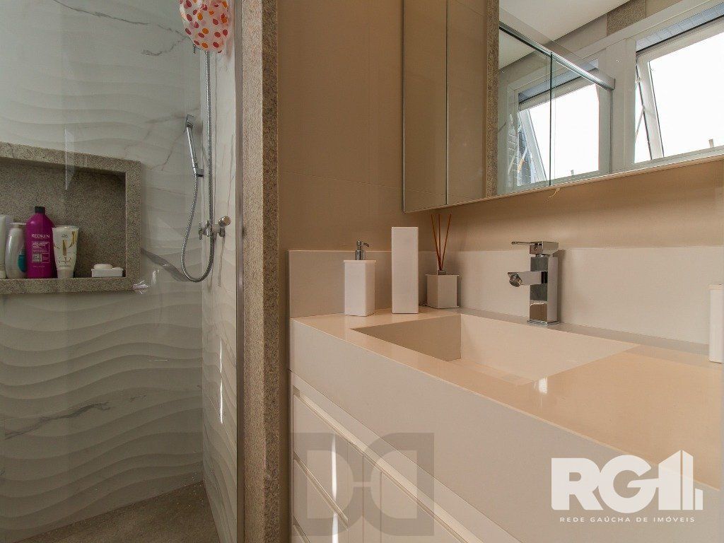 Belíssimo apartamento todo decorado por arquiteto. Apartamento com 170 m2, 3 suítes, sendo 1 suíte máster no bairro Petrópolis. — foto 27