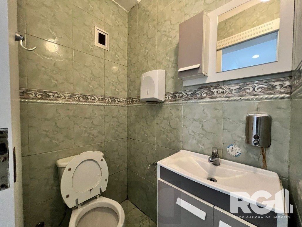 Loja térrea em condomínio de 45 m2 com vaga para alugar no bairro Floresta. — foto 12