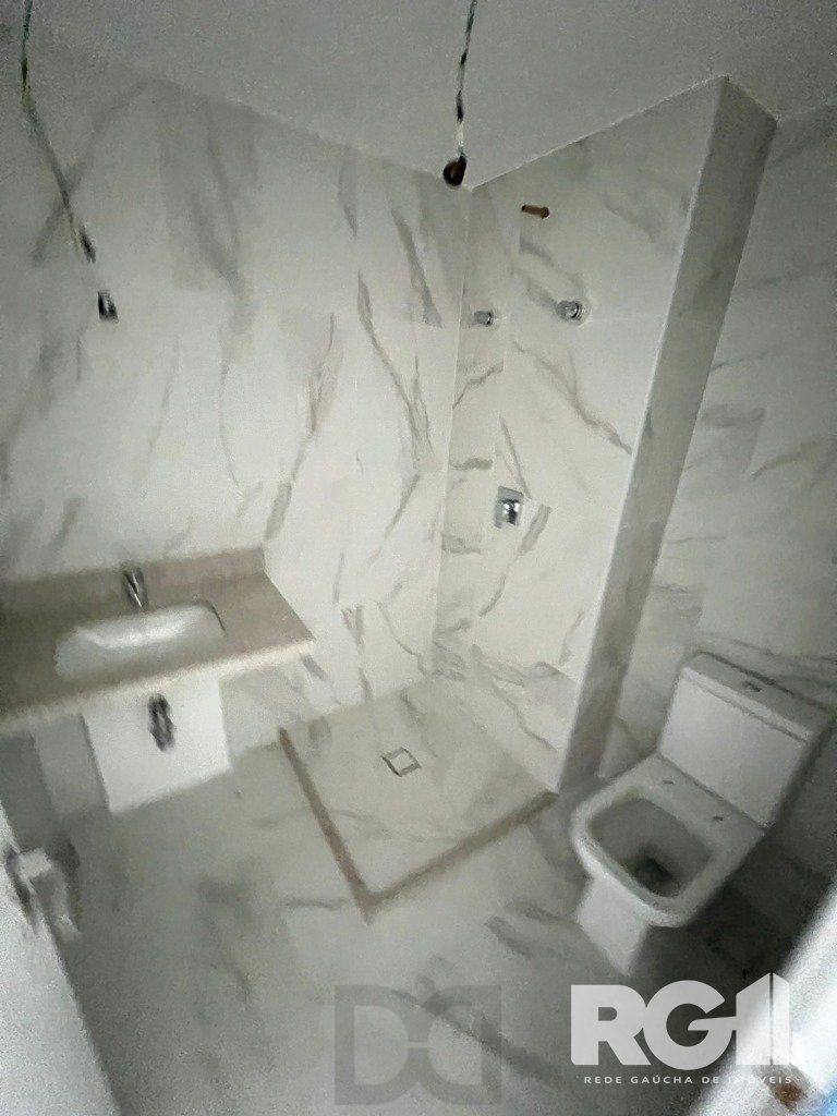 Apartamento com 143 m² privativos, possui 3 suítes, (sendo 1 máster), living, cozinha, dependência de empregada, lavabo, 143 m² de área privativa, 2 vagas de garagem. — foto 11