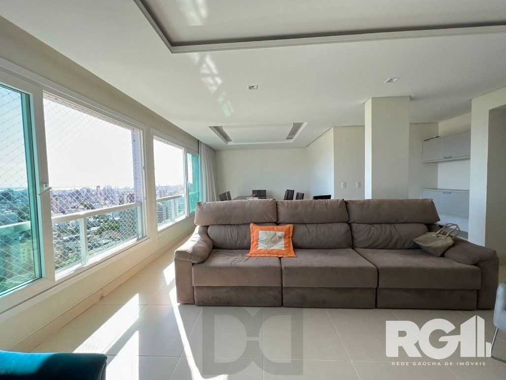Espetacular apartamento para VENDA mobiliado, 3 dormitórios, 2 vagas cobertas, infra completa no coração do Bairro Petrópolis. — foto 7