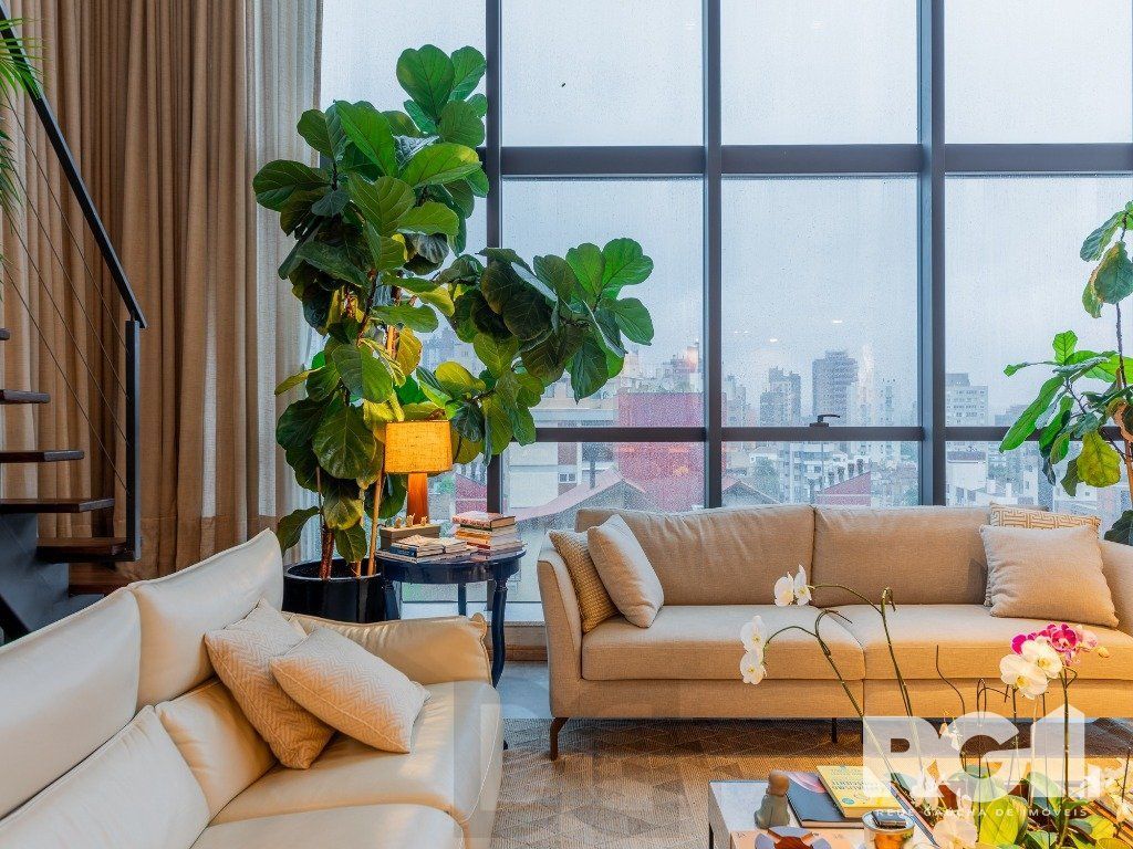Belíssimo apartamento no Glass Aurélio andar alto, Living com pé direito duplo, 174m² privativos finamente decorado no Moinhos de Vento — foto 2