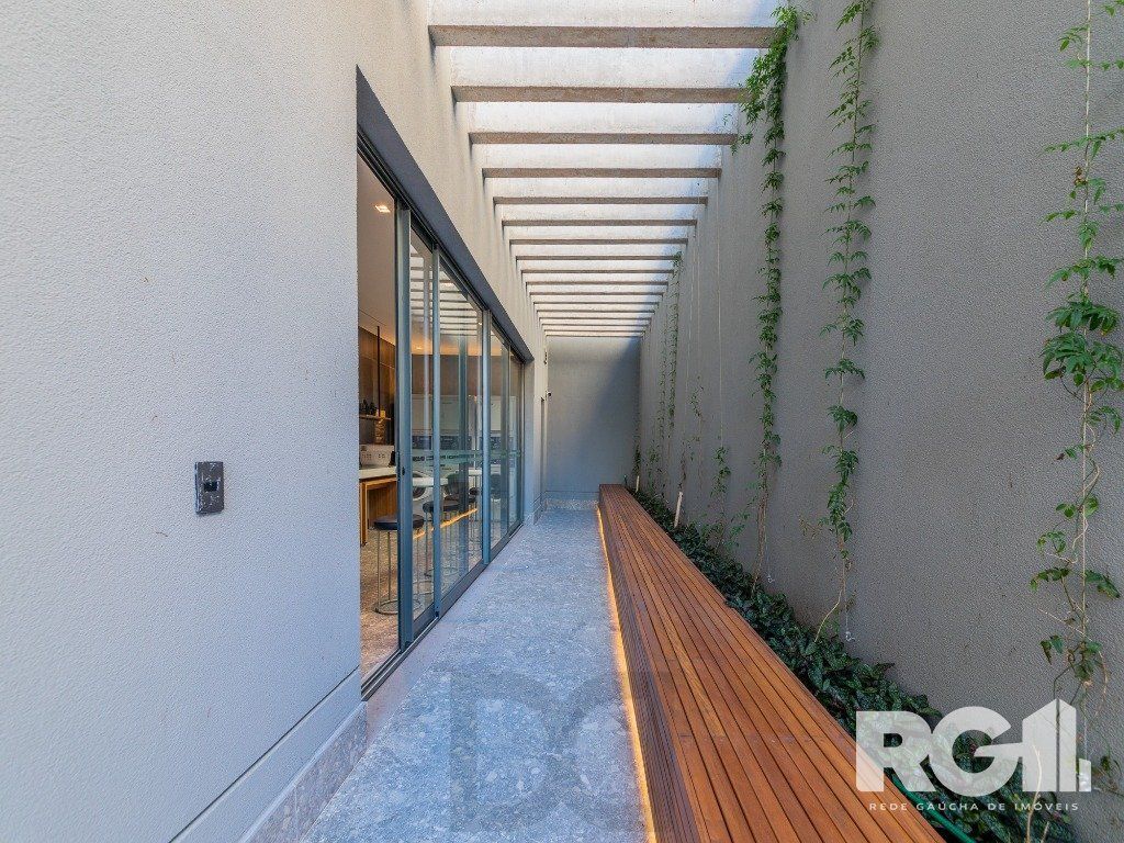 Loft de alto padrão construtivo no bairro Moinhos de Vento, planta de 29,60 m2 privativos com porcelanato, forro em gesso e aberturas em alumínio com vidros duplos. — foto 14