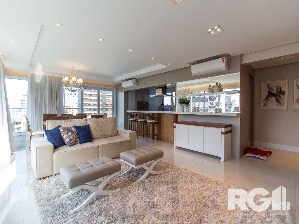 Belíssimo apartamento todo decorado por arquiteto. Apartamento com 170 m2, 3 suítes, sendo 1 suíte máster no bairro Petrópolis. — foto 2