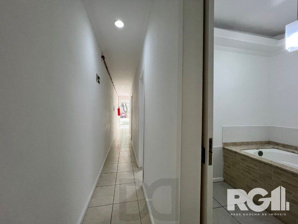 Loja térrea em condomínio de 45 m2 com vaga para alugar no bairro Floresta. — foto 11