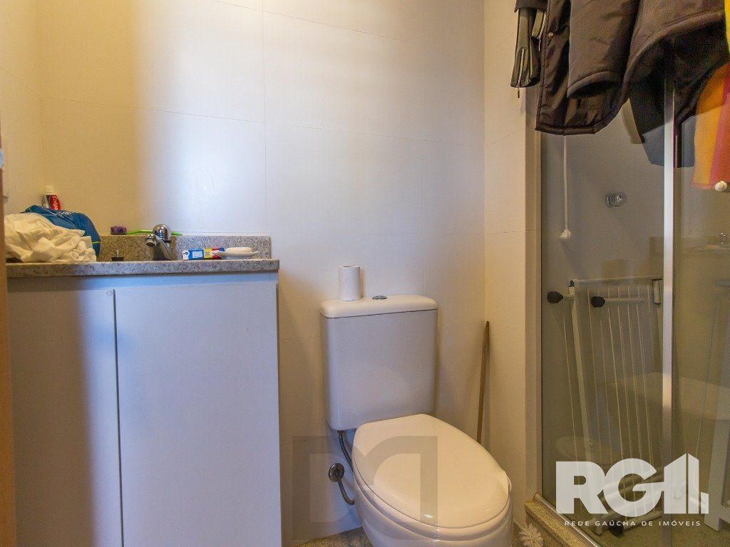 Belíssimo apartamento todo decorado por arquiteto. Apartamento com 170 m2, 3 suítes, sendo 1 suíte máster no bairro Petrópolis. — foto 20