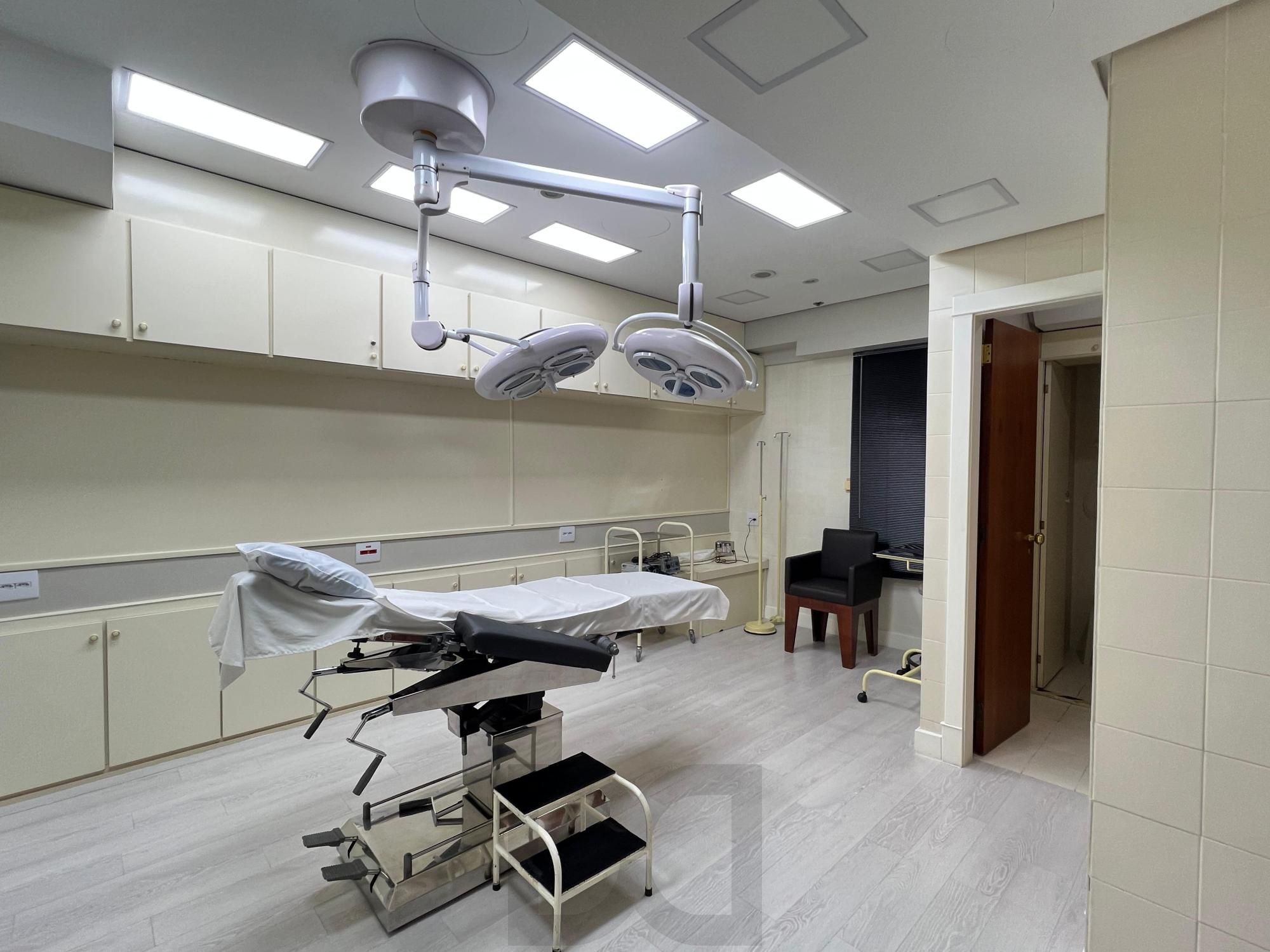 Espetacular Clínica de Cirurgia Médica toda montada à venda na Av. Carlos Gomes em Porto Alegre — foto 1