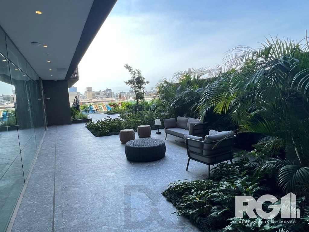 Apartamento com 143 m² privativos, possui 3 suítes, (sendo 1 máster), living, cozinha, dependência de empregada, lavabo, 143 m² de área privativa, 2 vagas de garagem. — foto 15