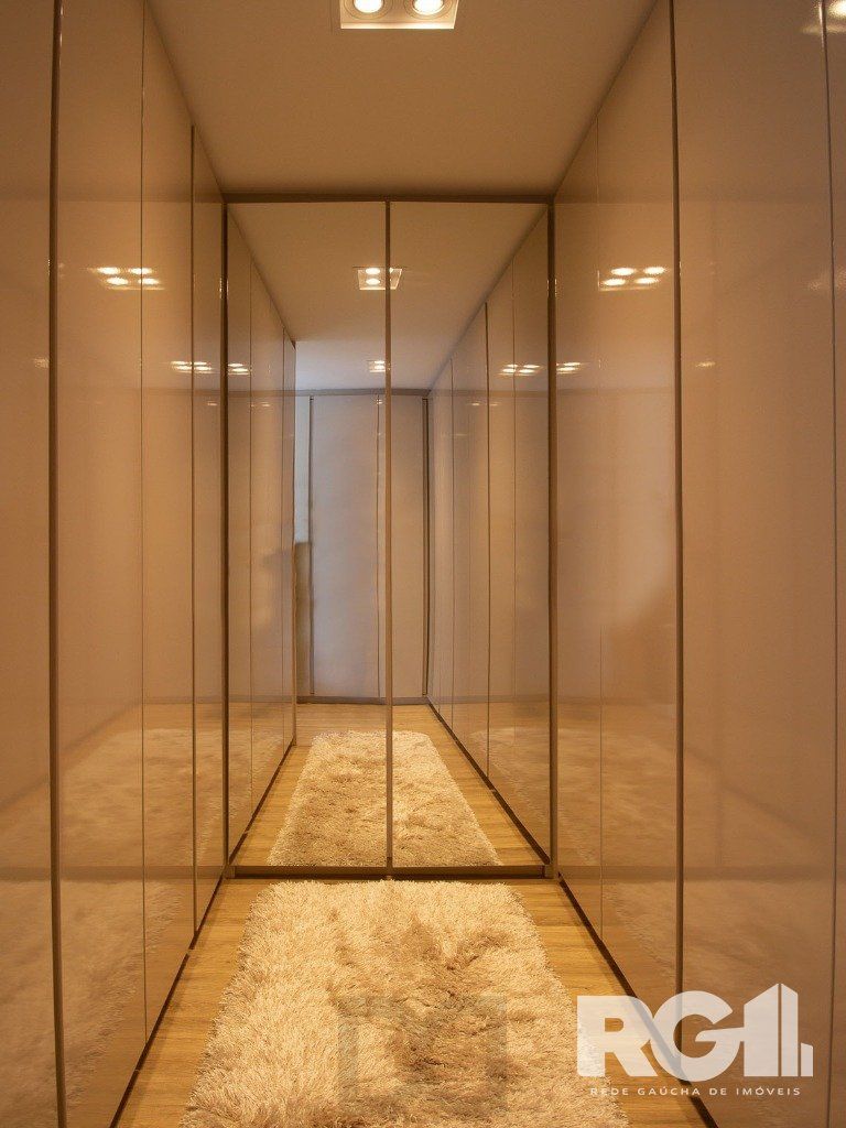 Belíssimo apartamento todo decorado por arquiteto. Apartamento com 170 m2, 3 suítes, sendo 1 suíte máster no bairro Petrópolis. — foto 35