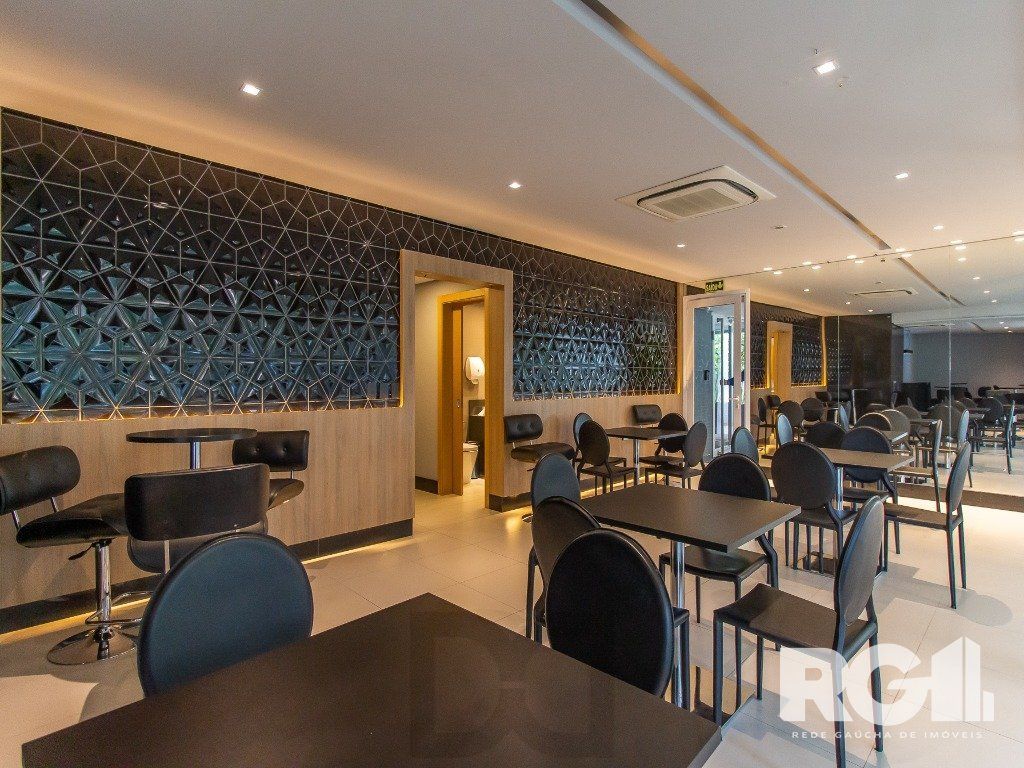 Belíssimo apartamento todo decorado por arquiteto. Apartamento com 170 m2, 3 suítes, sendo 1 suíte máster no bairro Petrópolis. — foto 45