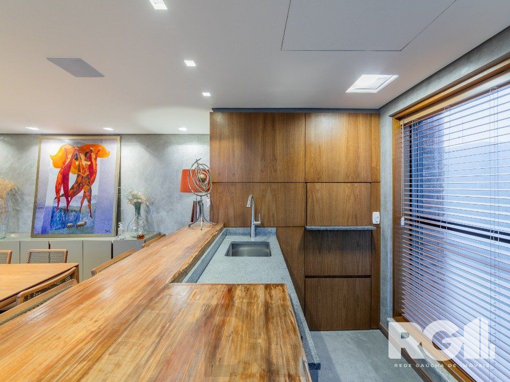 Belíssimo apartamento no Glass Aurélio andar alto, Living com pé direito duplo, 174m² privativos finamente decorado no Moinhos de Vento — foto 8