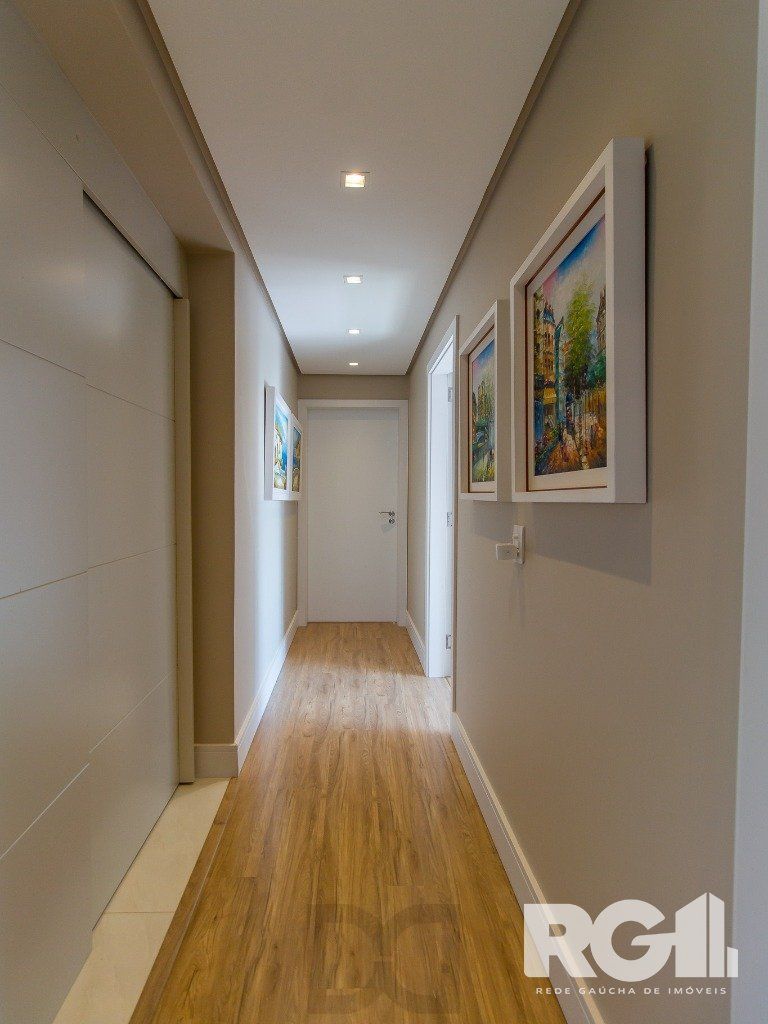 Belíssimo apartamento todo decorado por arquiteto. Apartamento com 170 m2, 3 suítes, sendo 1 suíte máster no bairro Petrópolis. — foto 30