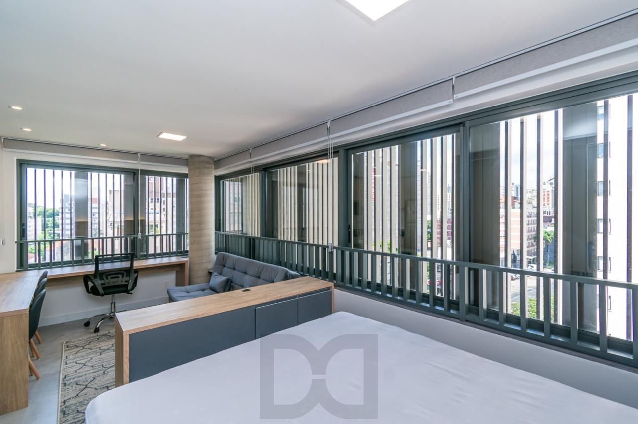Loft de alto padrão construtivo no bairro Moinhos de Vento, planta de 29,60 m2 privativos com porcelanato, forro em gesso e aberturas em alumínio com vidros duplos. — foto 27