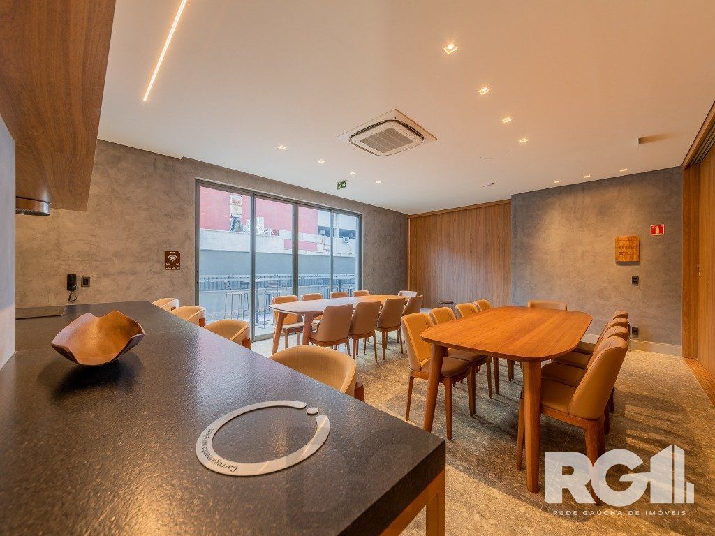 Loft de alto padrão construtivo no bairro Moinhos de Vento, planta de 29,60 m2 privativos com porcelanato, forro em gesso e aberturas em alumínio com vidros duplos. — foto 10