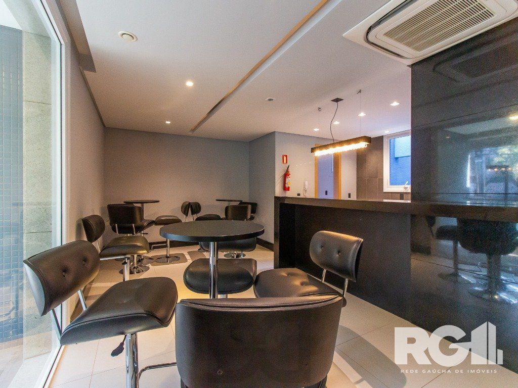 Belíssimo apartamento todo decorado por arquiteto. Apartamento com 170 m2, 3 suítes, sendo 1 suíte máster no bairro Petrópolis. — foto 42
