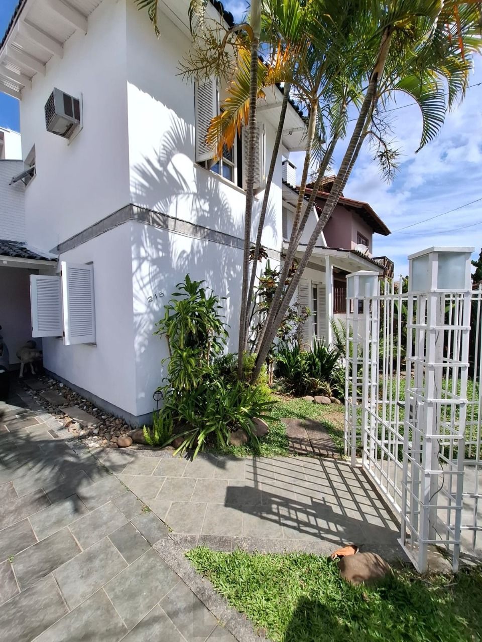 Casa em Porto Alegre, no bairro Ipanema, com 3 dormitório(s), e 3 banheiros, à venda. — foto 2