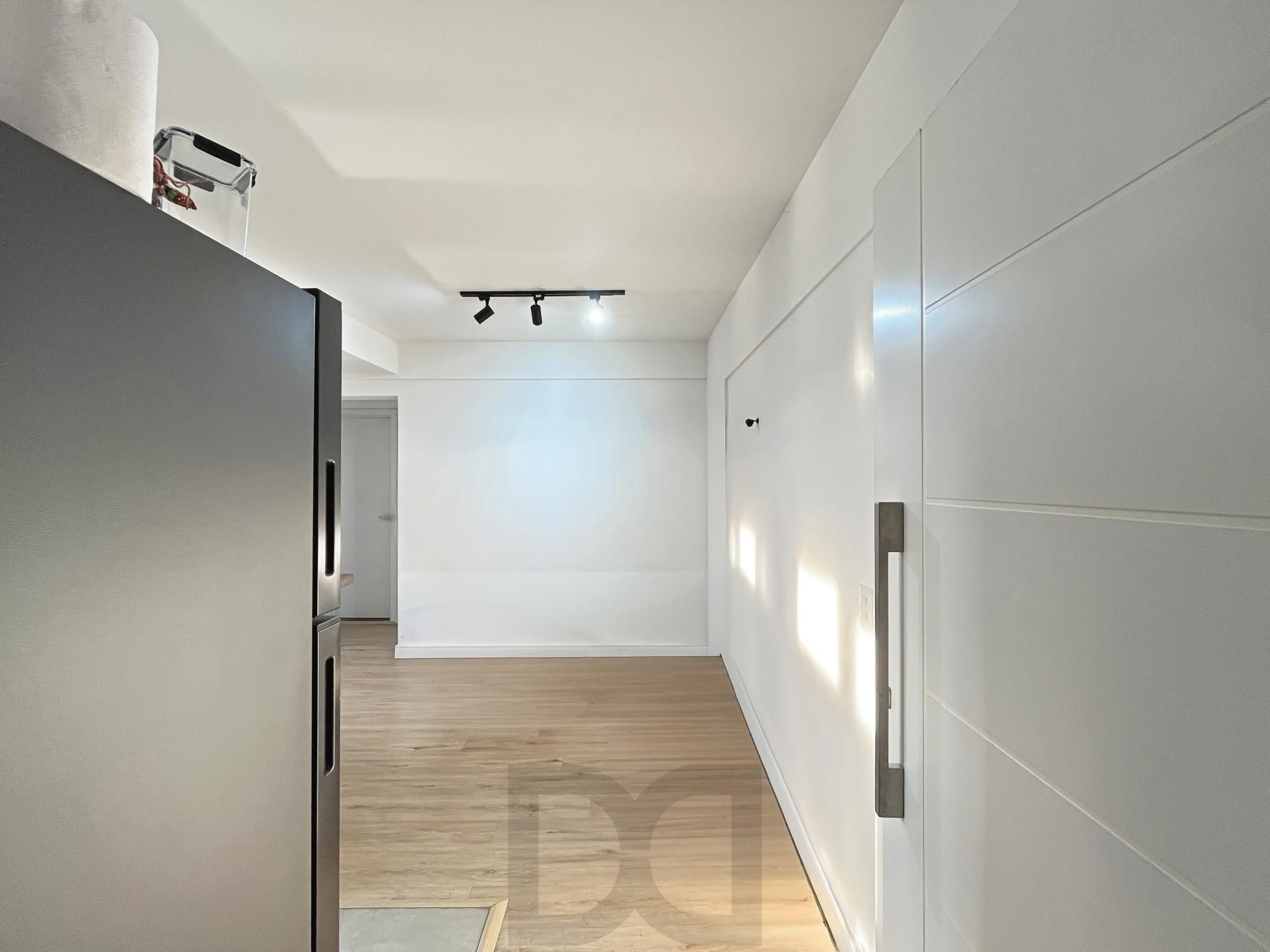 Apartamento de 2 dormitórios, sacada e churrasqueira e vaga coberta. — foto 2